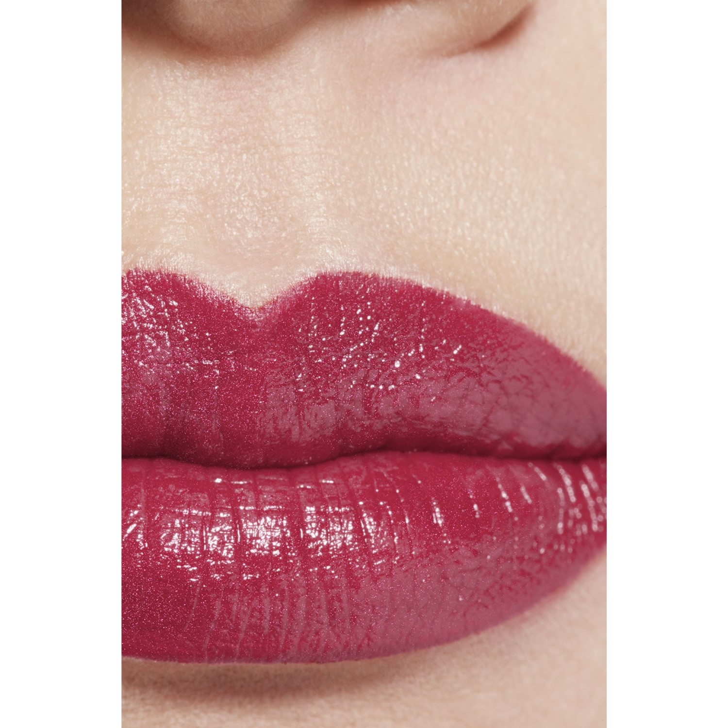 LA BARRA DE LABIOS DE ALTA INTENSIDAD. CONCENTRADO DE LUZ Y TRATAMIENTO. RECARGABLE